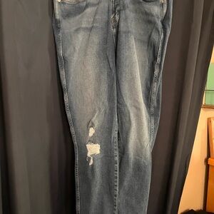 Good American Medium Wash Straight Jeans with Knee Rip